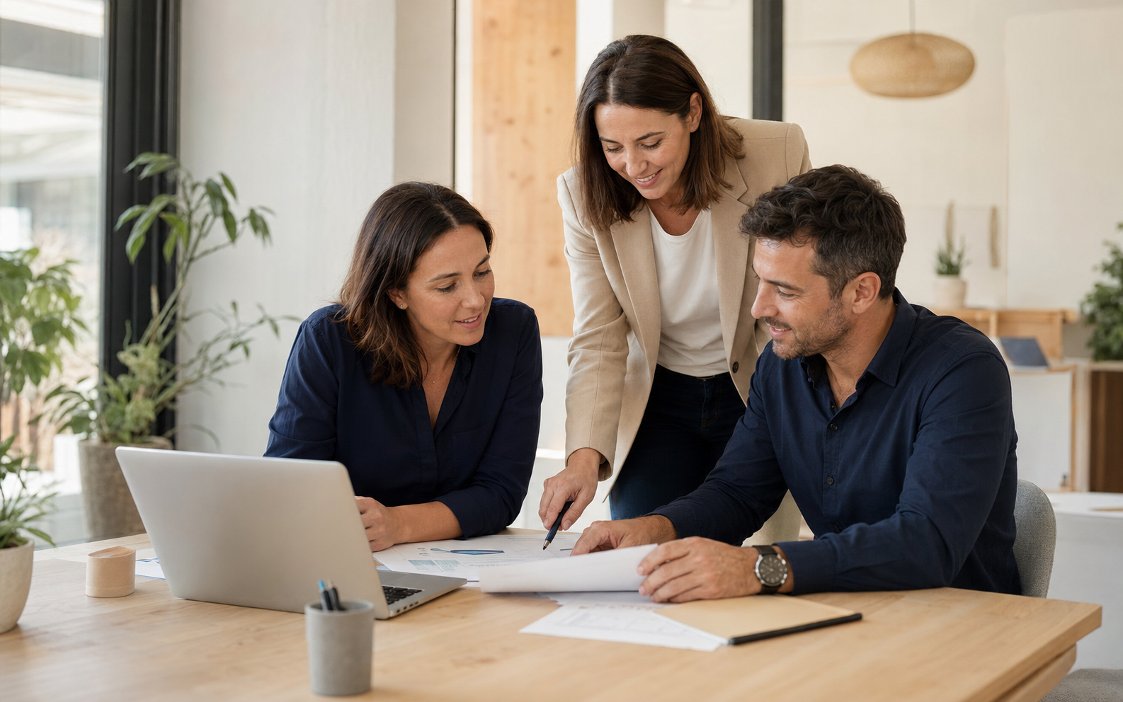 Equipo profesional planificando su formación